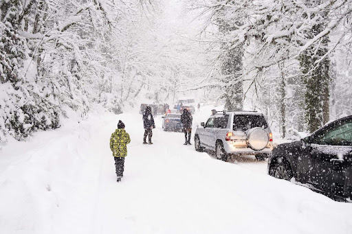 Voiture bloquée route enneigée montagne
